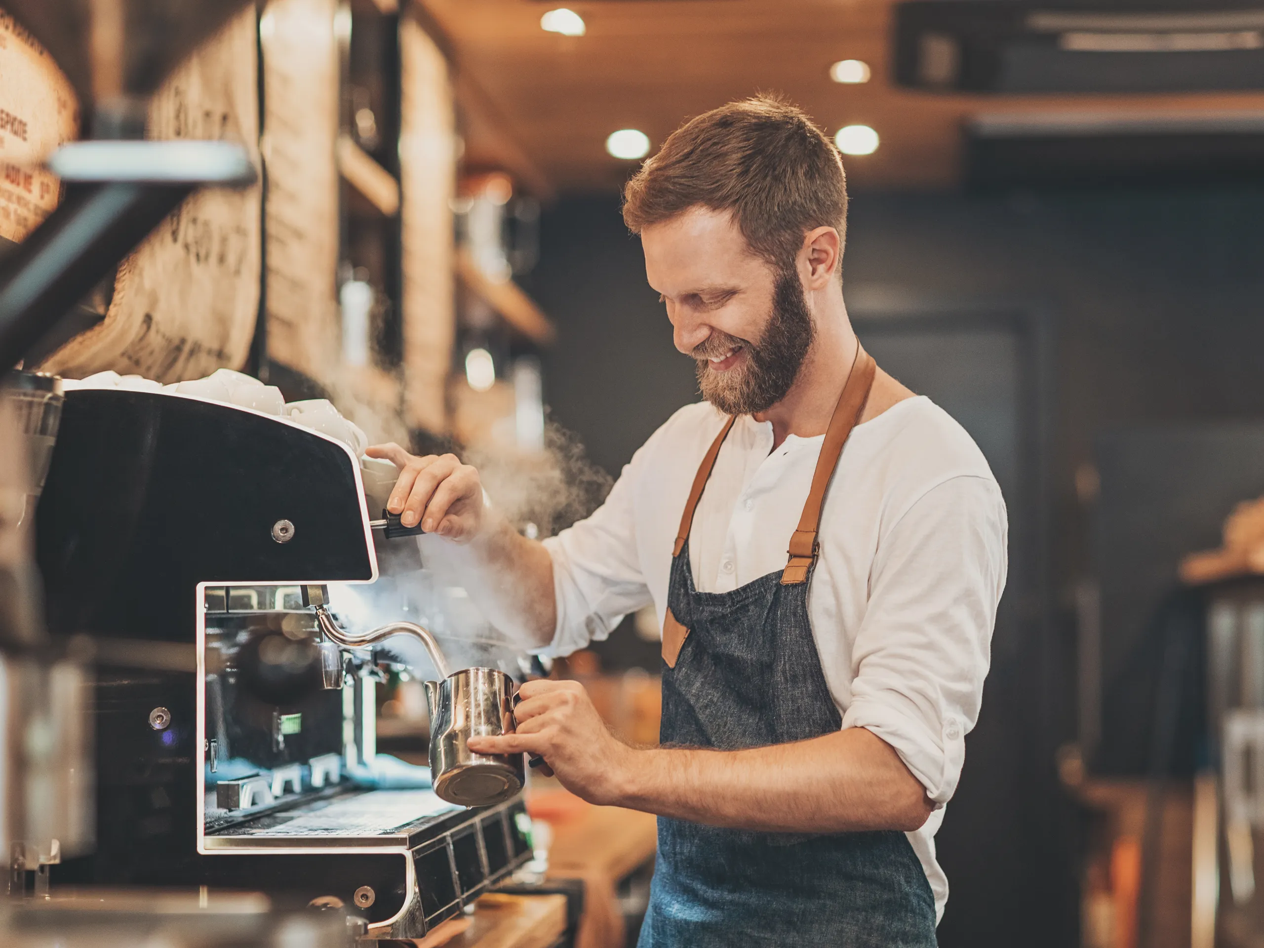 Barista maakt koffie