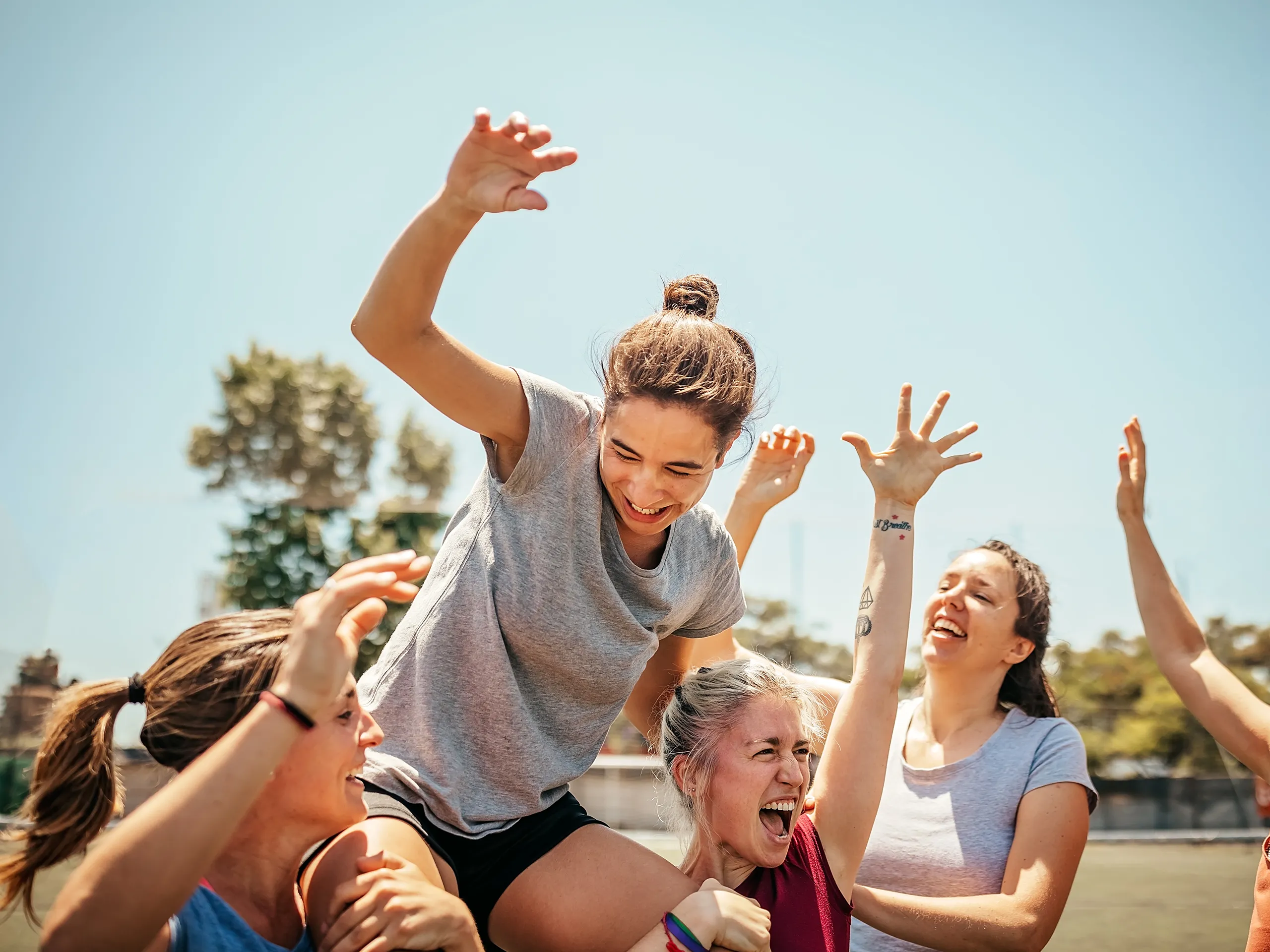 Groep vrouwen viert samen op een sportveld
